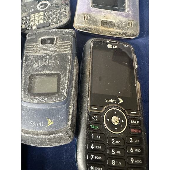 cell phones Lot of 16 older models in need of repair for parts or repair - - Picture 8 of 12